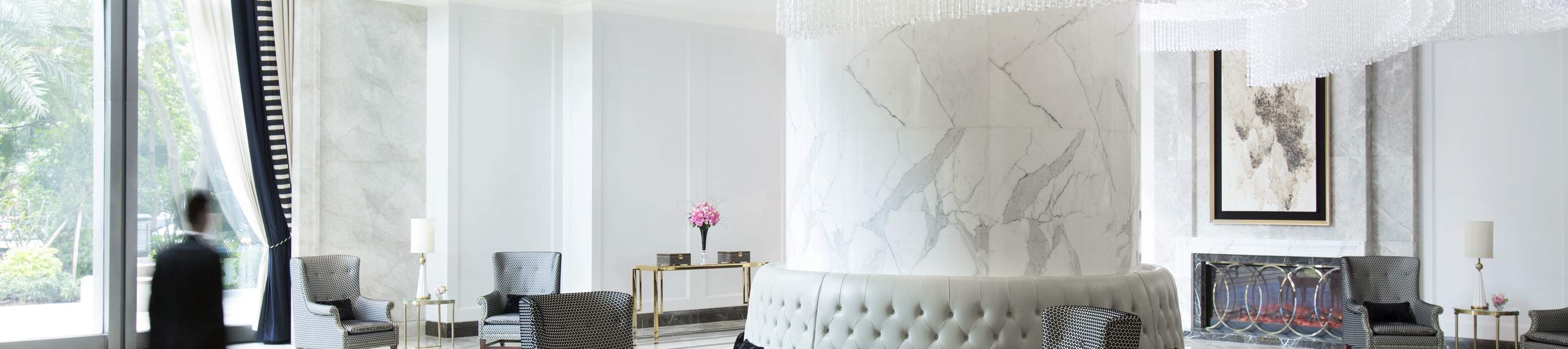 Héritant de plus de 150 ans de luxe magnifique, le Langham, Shenzhen compte 352 chambres et suites. La conception des chambres combine intelligemment un style britannique luxueux et des éléments orientaux classiques, et est décorée de sculptures en bois c